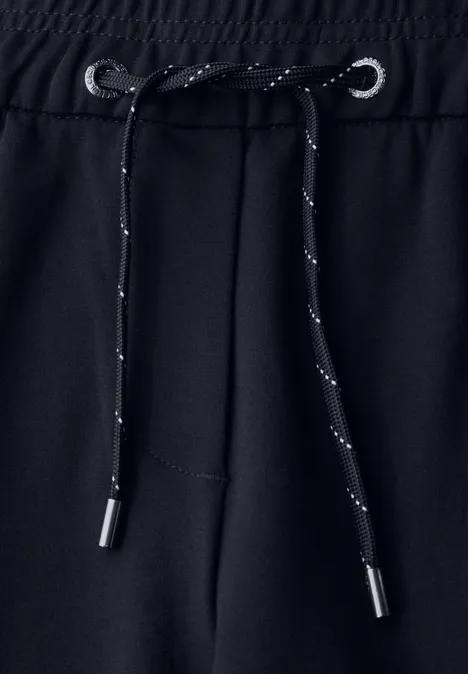 Nahaufnahme eines schwarzen Kordelzugs an einer Hose.